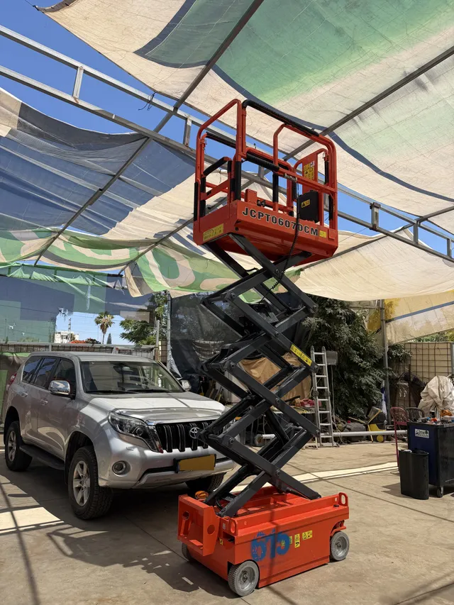 במת מספריים Dingli מהצי של ליפטרנט, פרוסה לגובה בחצר הציוד