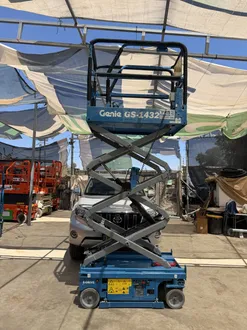 במת מספריים Genie GS-1432m של ליפטרנט פרוסה לגובה מלא