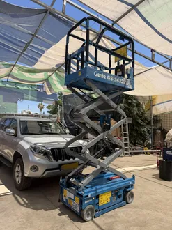 בדיקת במת הרמה בחצר הציוד של ליפטרנט
